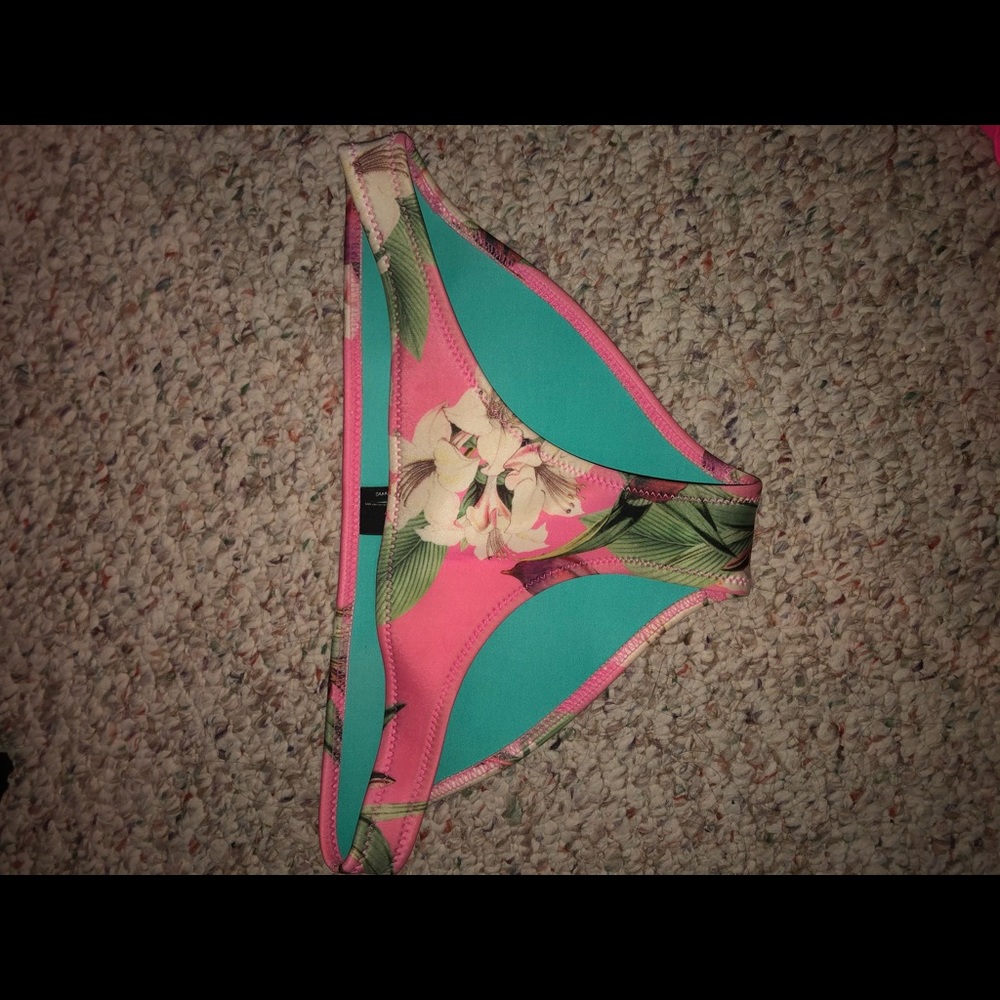 Triangl bikini bottoms size small
